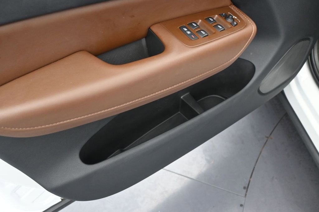 2024 Volvo XC60 Plus Dark Theme