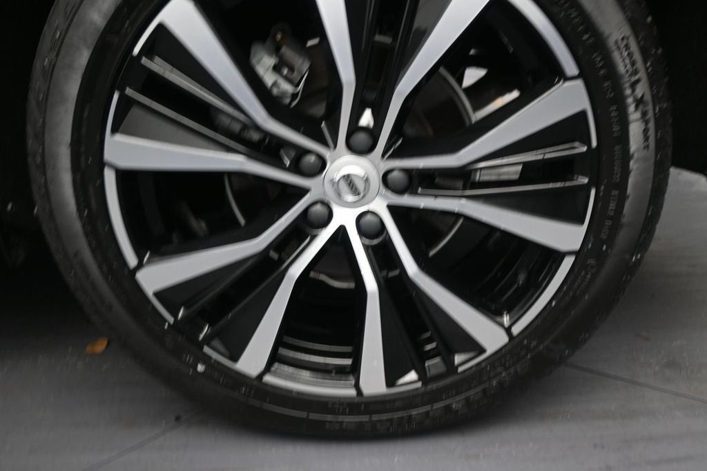 2024 Volvo XC60 Plus Dark Theme