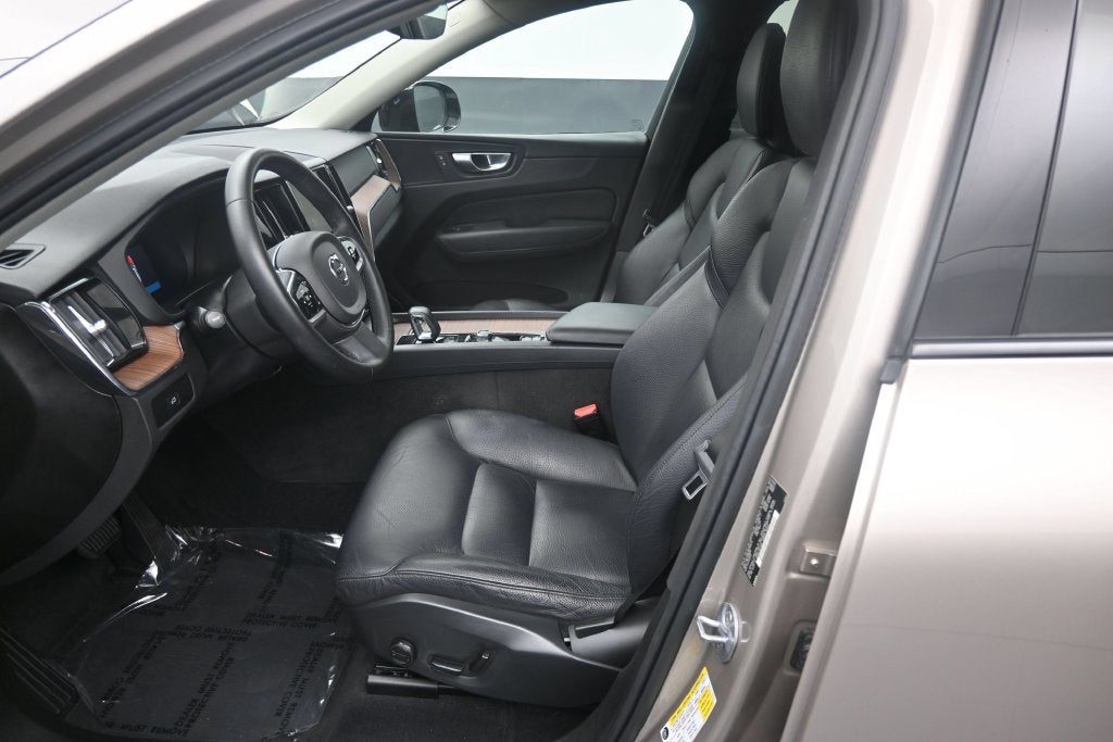 2024 Volvo XC60 B5 Plus Dark Theme
