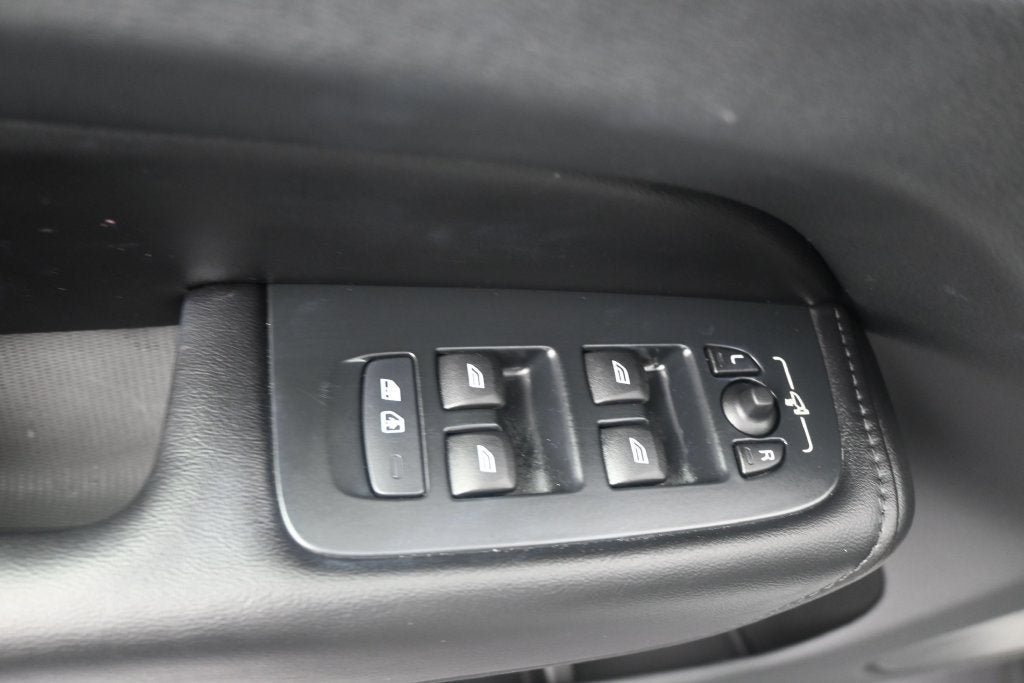 2024 Volvo XC60 Plus Dark Theme