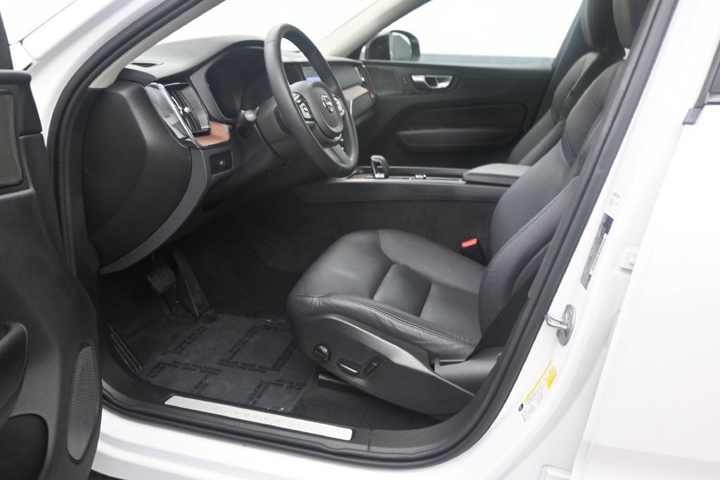 2024 Volvo XC60 Plus Dark Theme