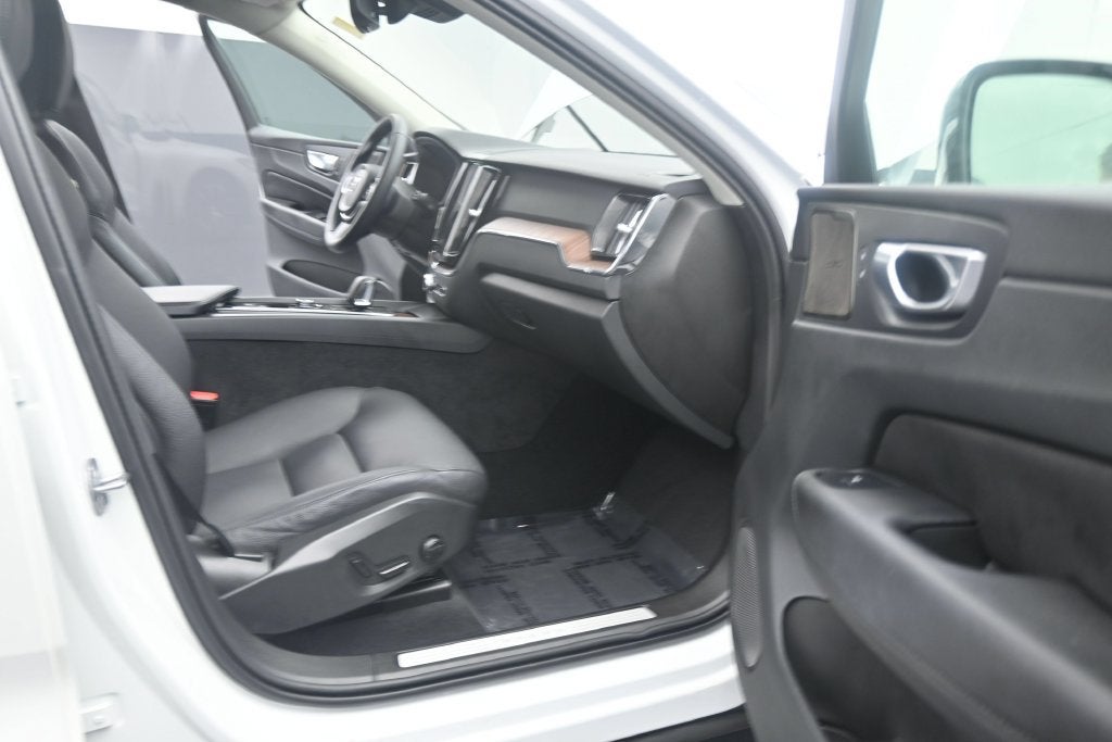 2024 Volvo XC60 Plus Dark Theme