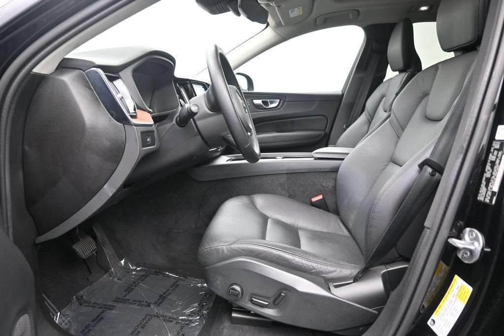 2024 Volvo XC60 B5 Plus Dark Theme