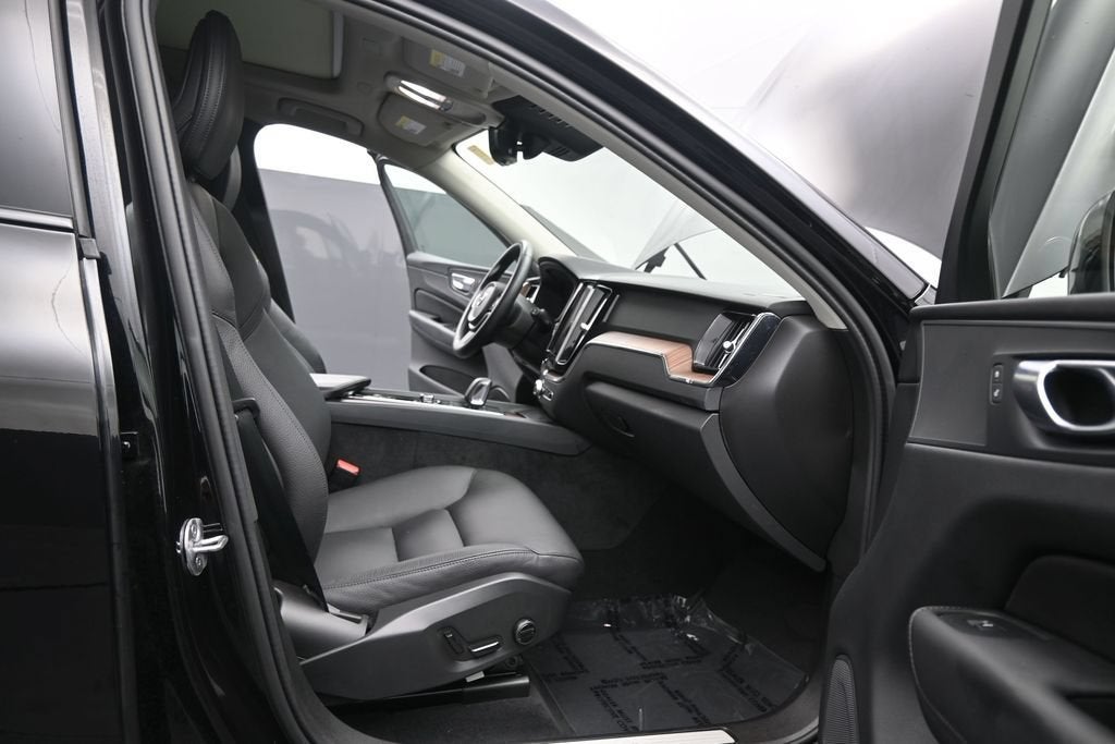 2024 Volvo XC60 B5 Plus Dark Theme