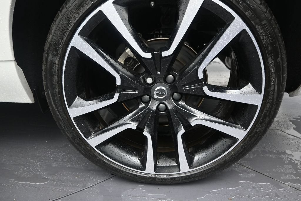 2024 Volvo XC60 B5 Ultimate Dark Theme