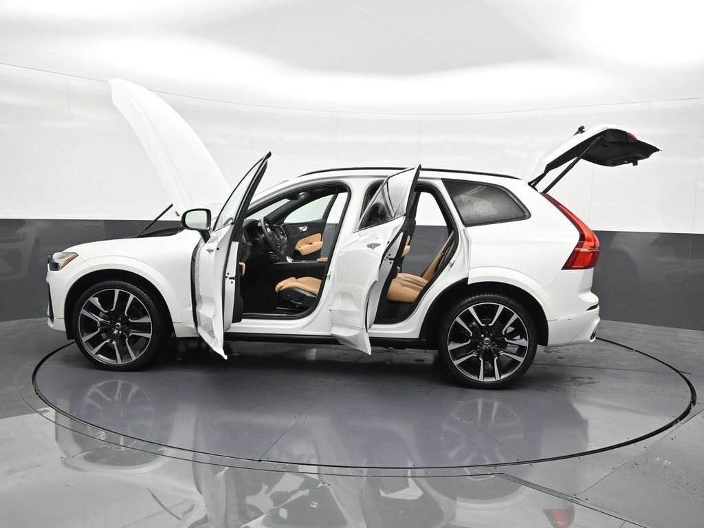 2024 Volvo XC60 B5 Ultimate Dark Theme