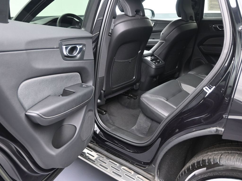 2022 Volvo XC60 R-Design