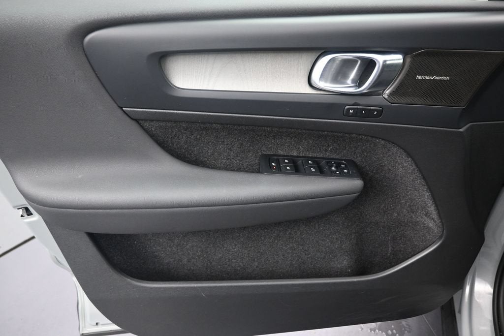 2024 Volvo XC40 B5 Plus Bright Theme