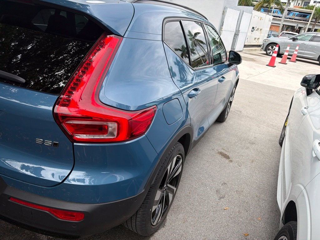 2024 Volvo XC40 Plus Dark Theme