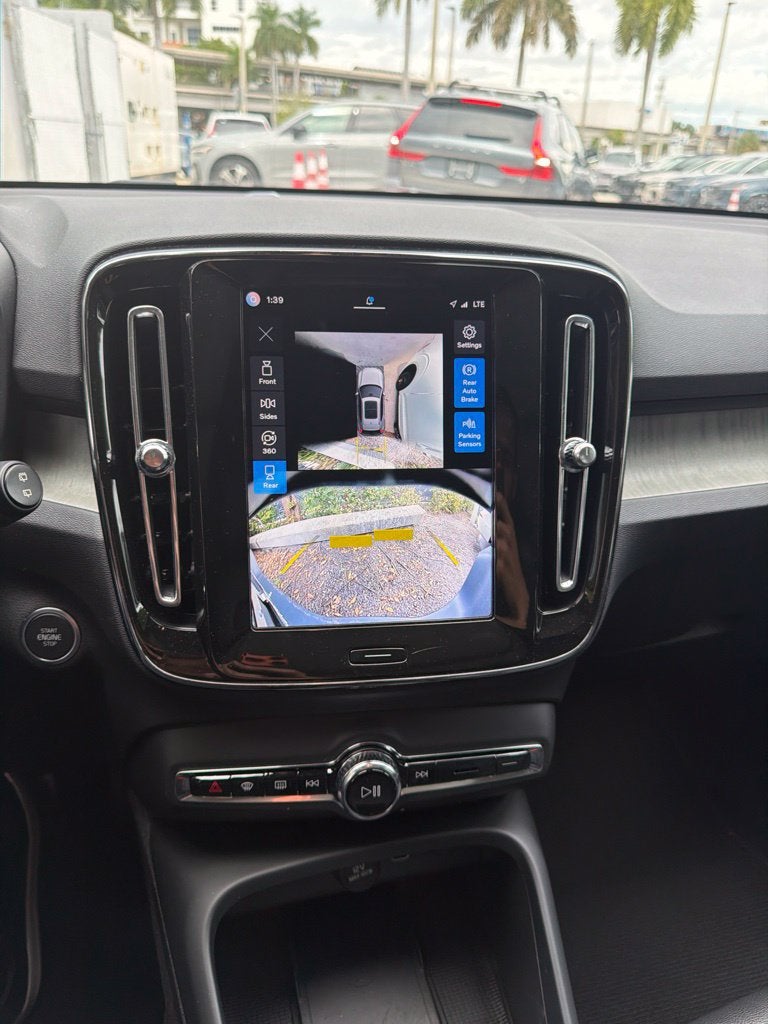 2024 Volvo XC40 Plus Dark Theme