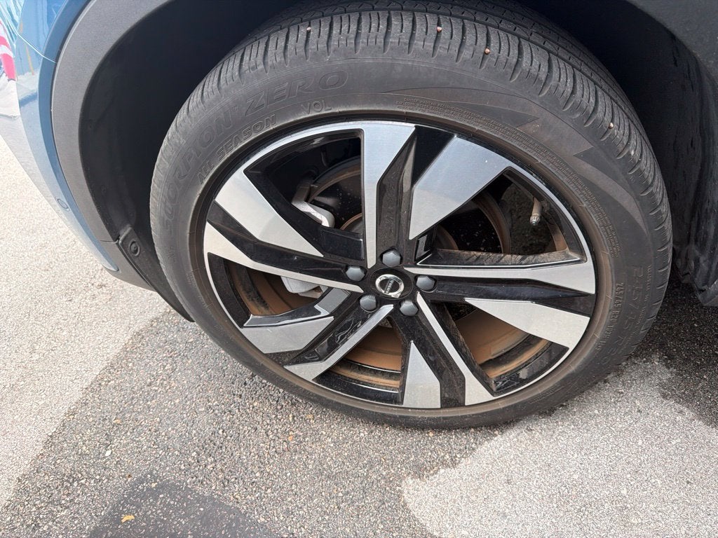 2024 Volvo XC40 Plus Dark Theme