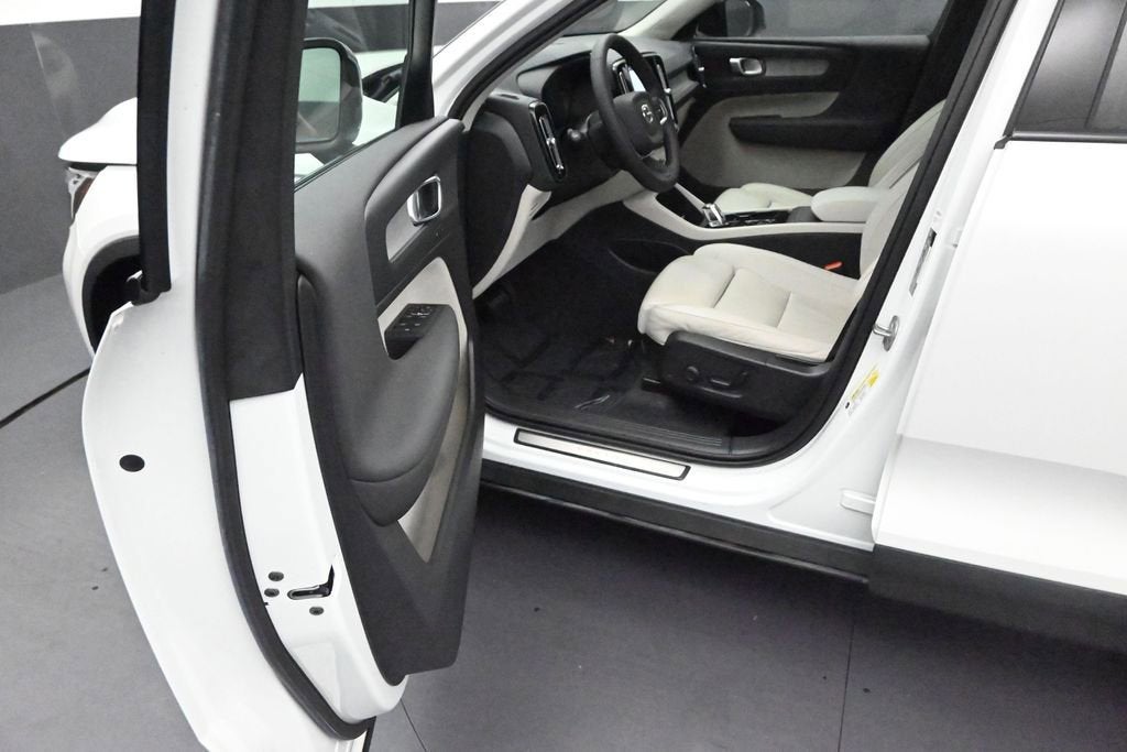 2024 Volvo XC40 Plus Dark Theme