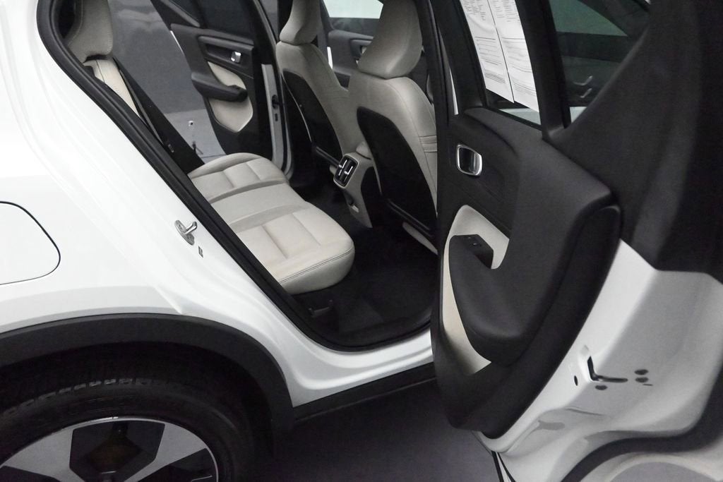 2024 Volvo XC40 Plus Dark Theme