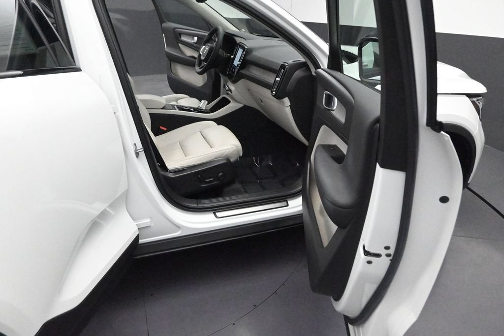 2024 Volvo XC40 Plus Dark Theme