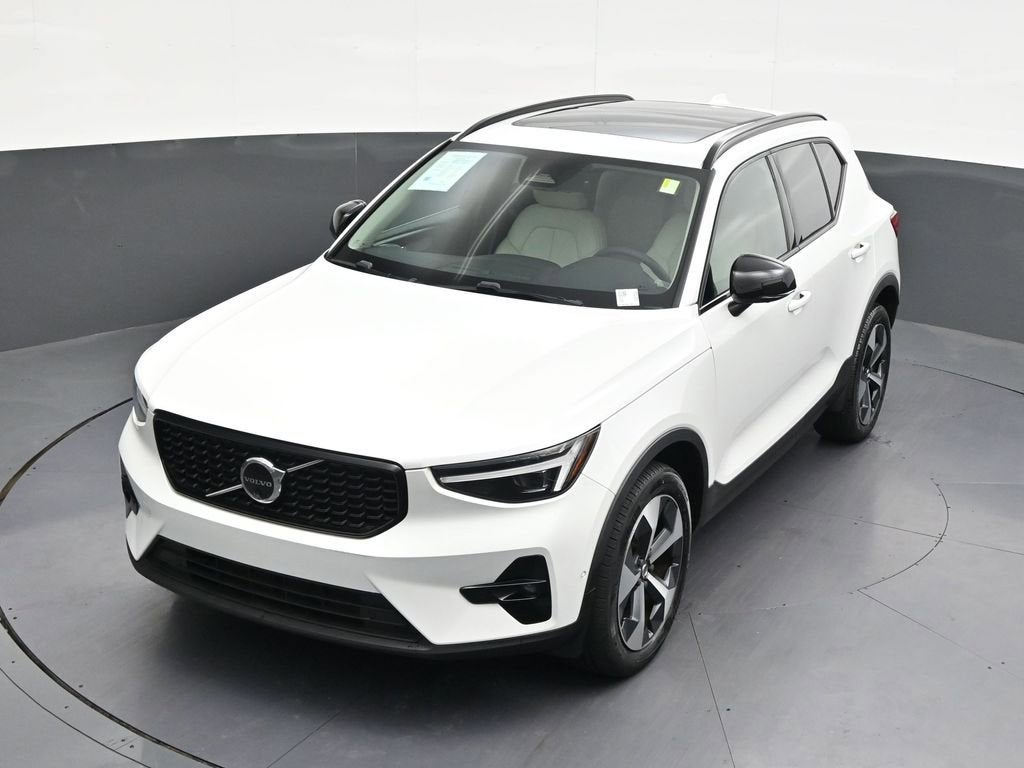 2024 Volvo XC40 Plus Dark Theme