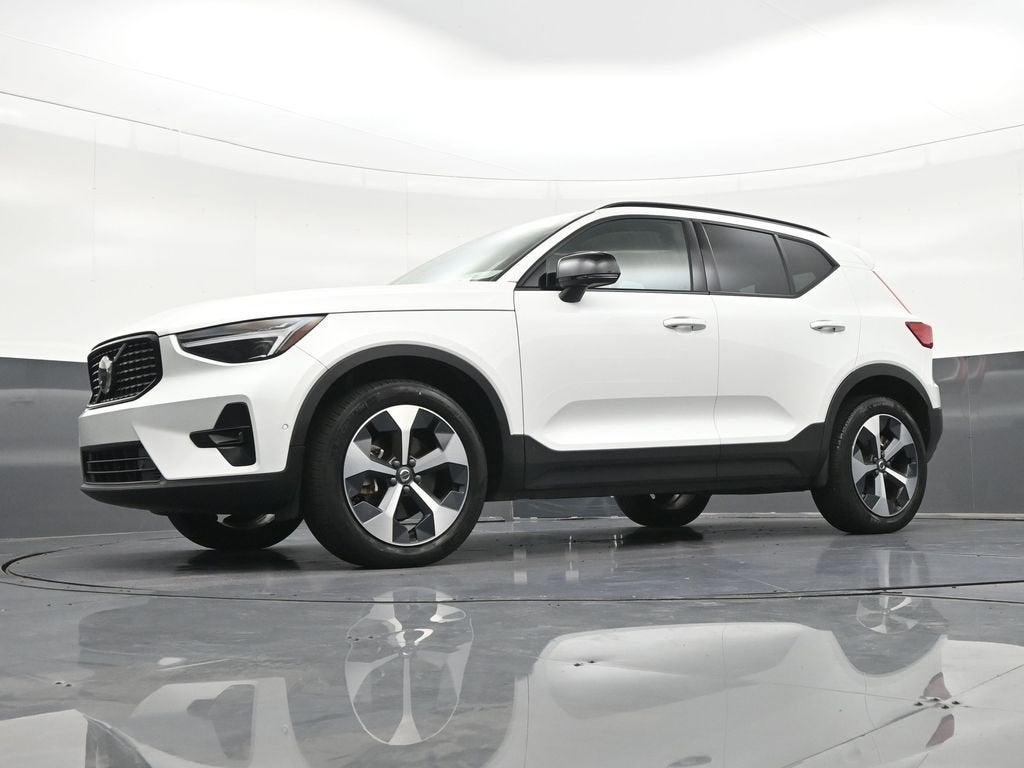 2024 Volvo XC40 Plus Dark Theme