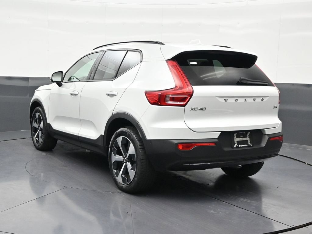 2024 Volvo XC40 Plus Dark Theme