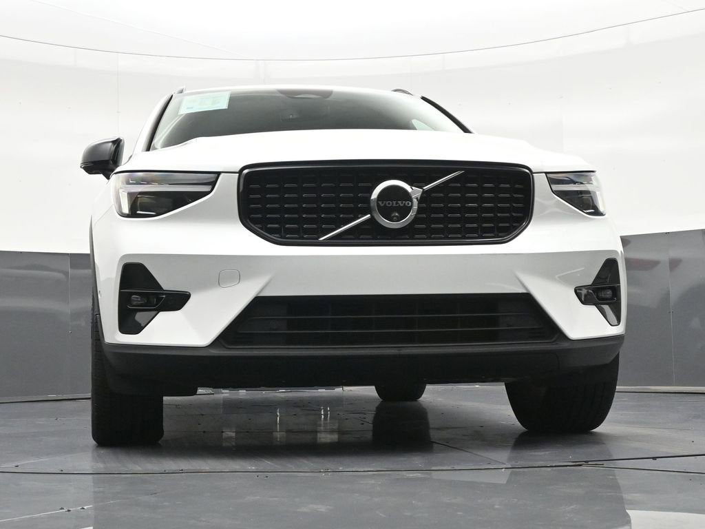 2024 Volvo XC40 Plus Dark Theme