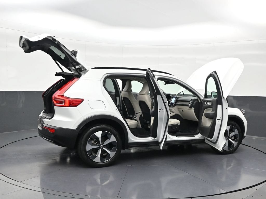 2024 Volvo XC40 Plus Dark Theme