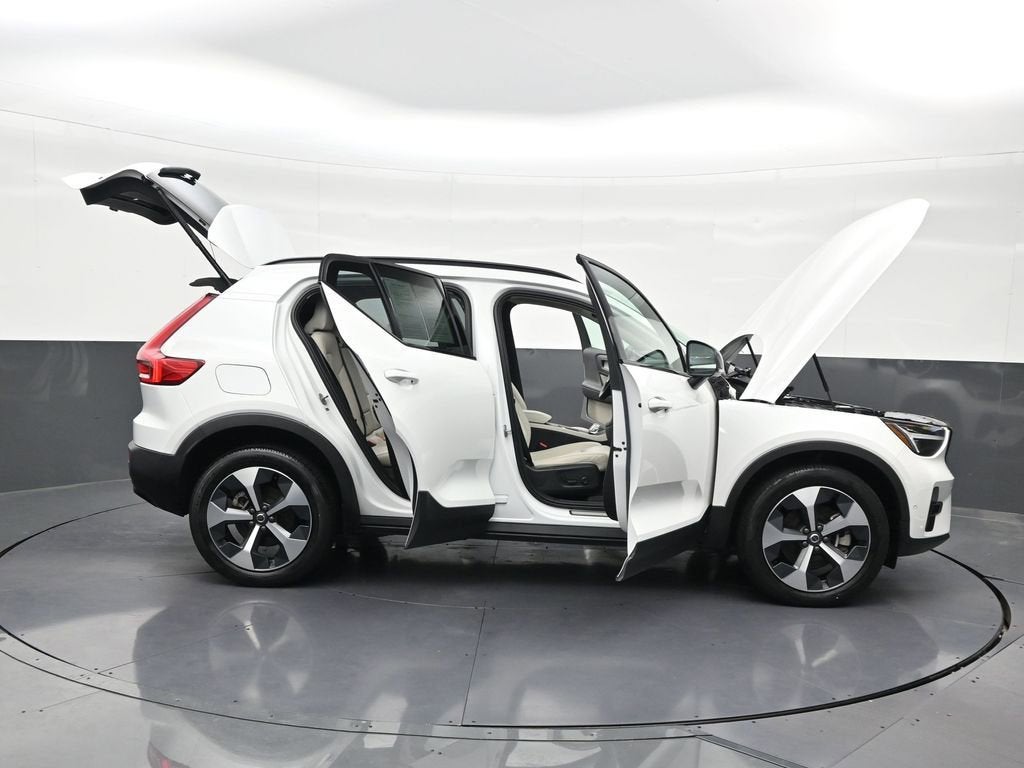 2024 Volvo XC40 Plus Dark Theme