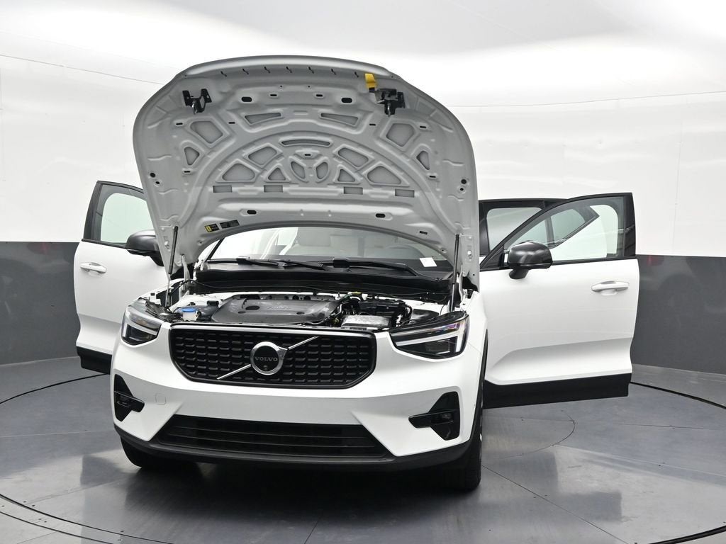 2024 Volvo XC40 Plus Dark Theme