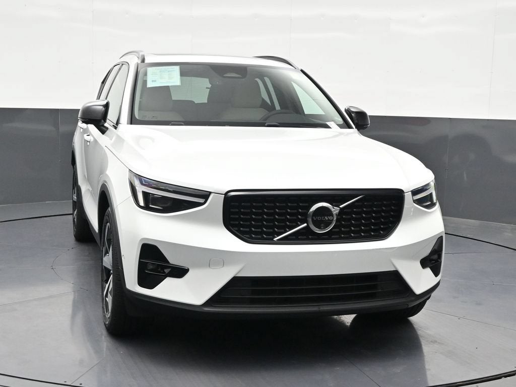 2024 Volvo XC40 Plus Dark Theme
