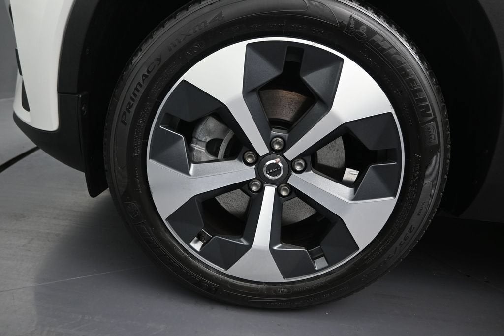 2023 Volvo XC40 Plus Bright Theme