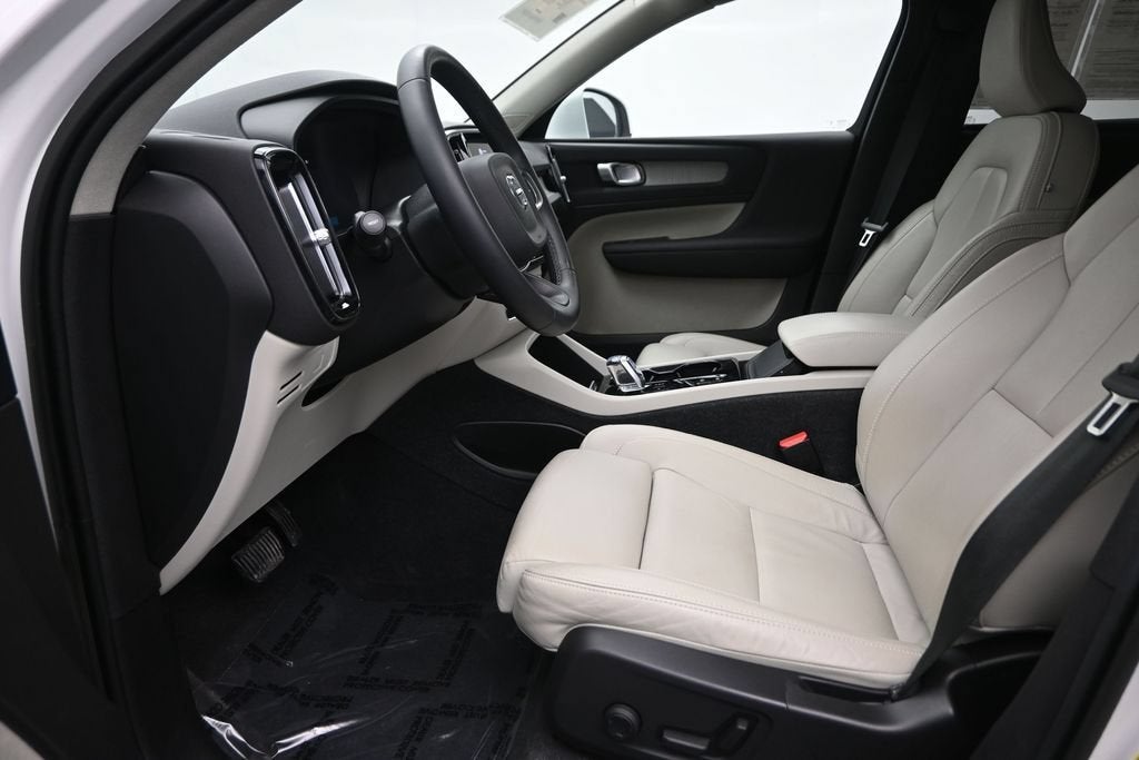 2023 Volvo XC40 Plus Bright Theme