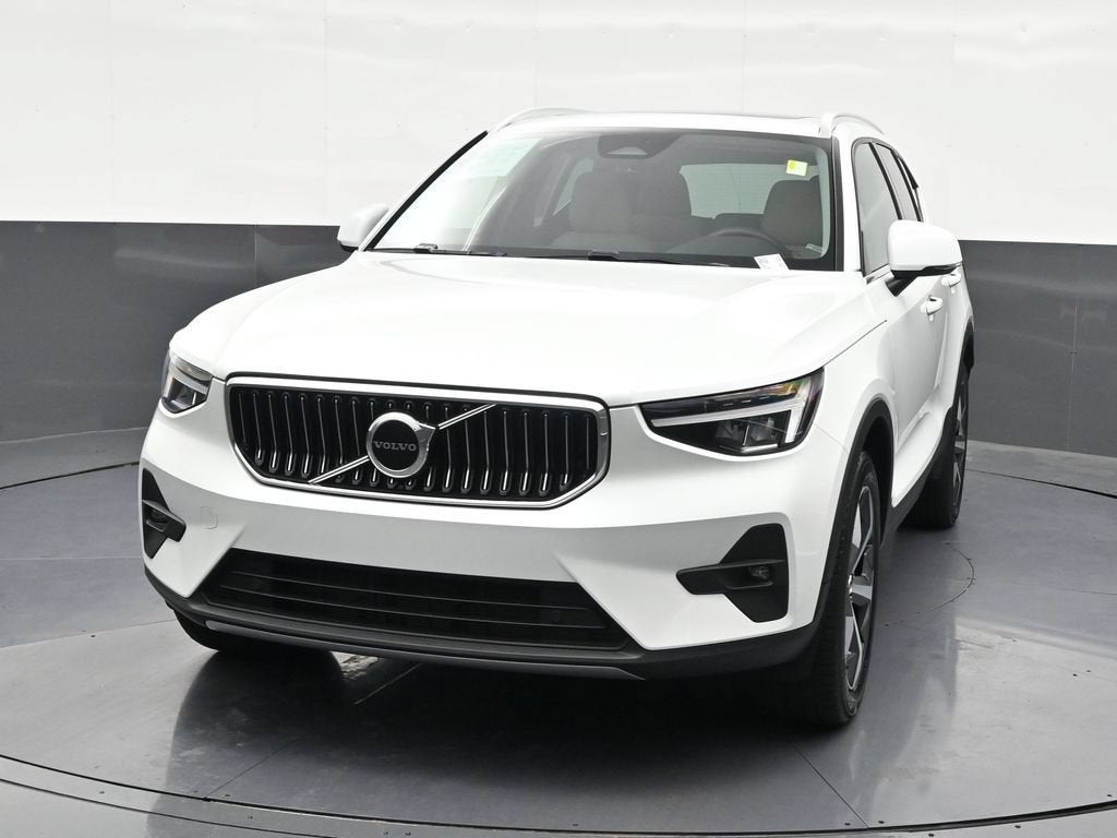 2023 Volvo XC40 Plus Bright Theme