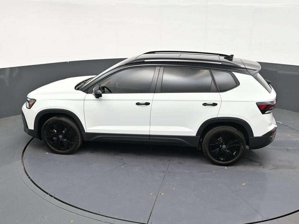 2025 Volkswagen Taos SE Black