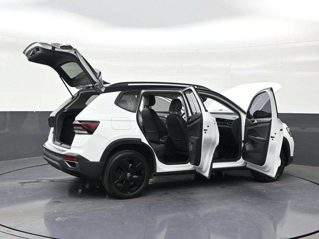 2025 Volkswagen Taos SE Black