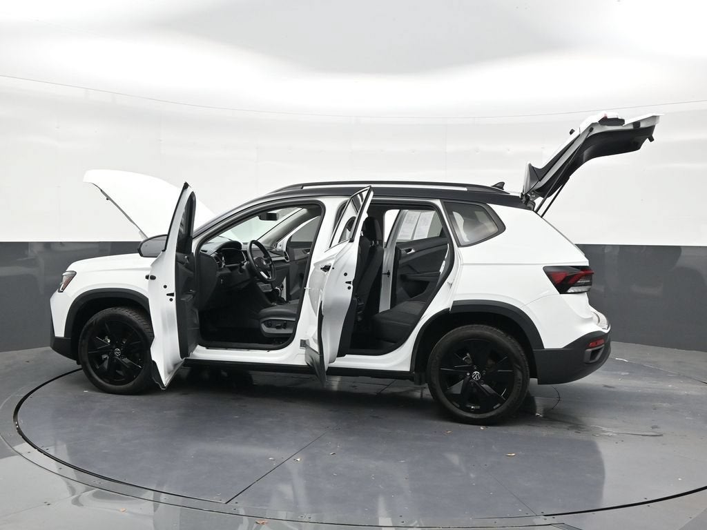 2025 Volkswagen Taos SE Black