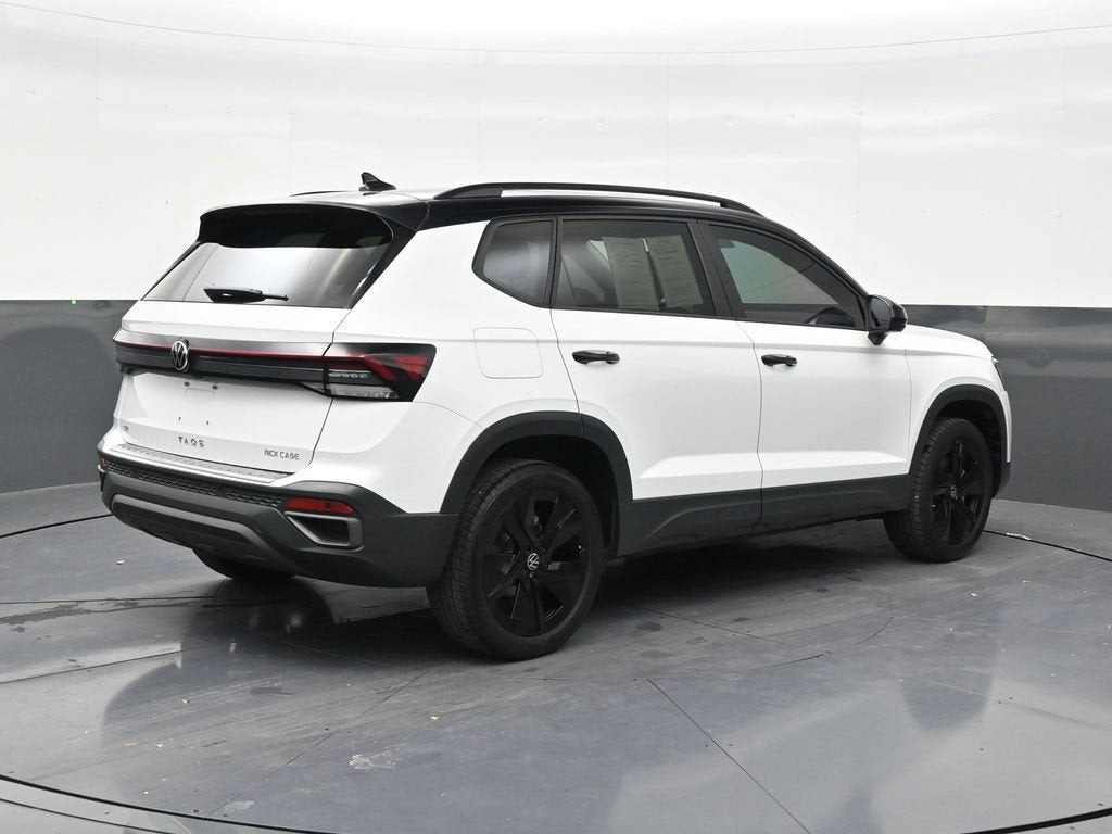 2025 Volkswagen Taos SE Black
