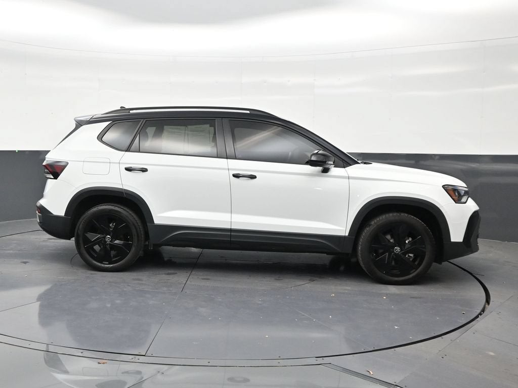 2025 Volkswagen Taos SE Black