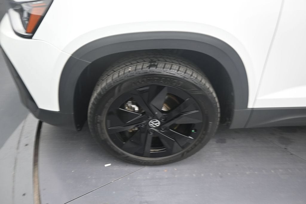 2025 Volkswagen Taos SE Black