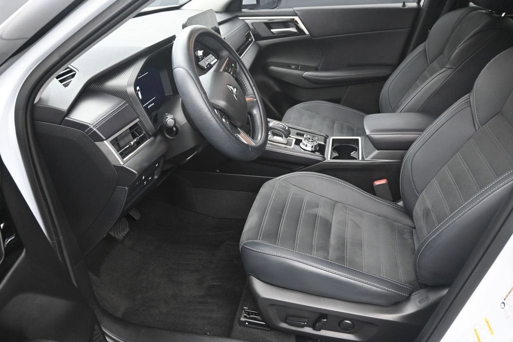2025 Mitsubishi Outlander Plug-In Hybrid SE